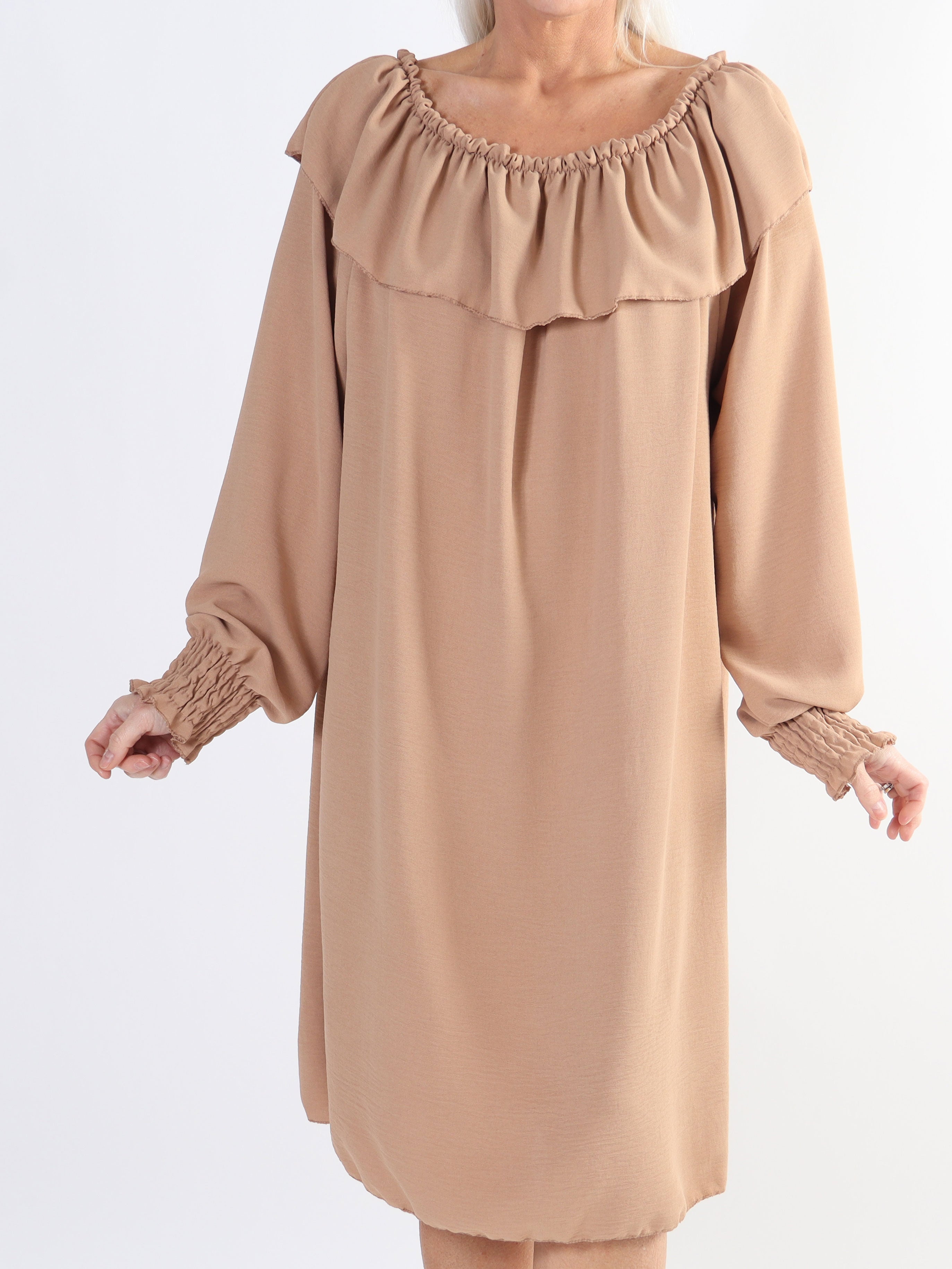 Elpida - Plus size kjole med flæsekant og smock ved ærmet